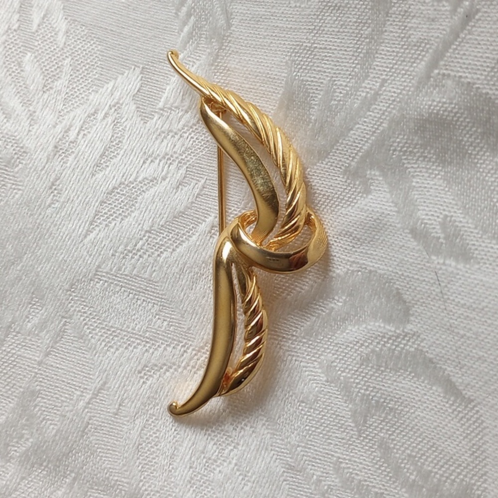 Dana Abstract Bird Gold Tone With Ribbon Bow Like 2 1/2 In Brooch